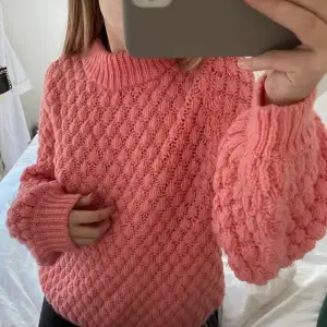 Säljer denna fina rosa stickade tröja från hm!❤️‍🩹💚❤️‍🩹💚väldigt najs och snygg! Hör av er om ni har några frågor 