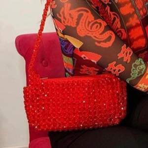 En skitsnygg röd glittrig väska från Nelly. Säljer då jag bara använt den en gång, och den kommer inte till användning. Den är väldigt fin till fest men även för att få en färgklick i vardagen!❤️💕✨ köp direkt för 150kr+frakt❤️
