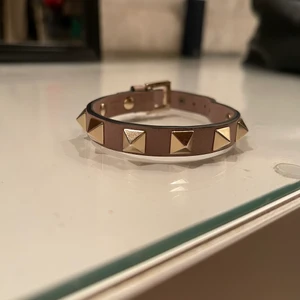 Valentino armband  - Äkta valentino armband köpt på NK, boxen med kommer. Armbandet är slitet på undersidan men syns inte alls när man använder den!💘  många intresserade, buda i kommentarerna eller köp direkt för 850kr
