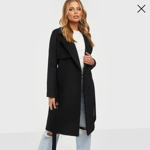 2ND DAY kappa storlek 36 - Perfekta svarta kappan från 2ND DAY! Knappt använd, inget att anmärka på i skicket. Kappan är i ull och jättebra kvalitet. Nypris 2800kr, säljes för 1200kr