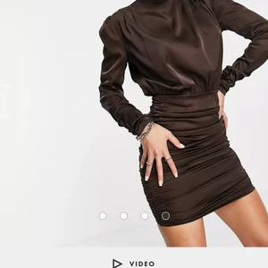 Rare london - Säljer denna super fina klänning i storlek xs. Knappt använd så är i princip nyskick. Ny pris ligger på 879:- (som man kan se på bilderna) Frakt är Ej inträknat i priset.