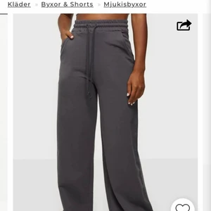Mjukisbyxor - Fina mjukisbyxor ifrån Nelly i storlek S, säljer för att jag tycker de är på gränsen till för korta på mig som är 170 för jag gillar när dem e långa och går över skon. Kan skicka fler bilder privat.
