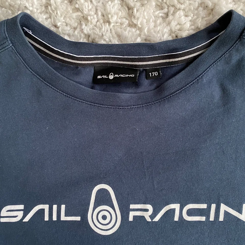 En Sail Racing t-shirt i bra skick. Storlek 170. Skriv för frågor eller annat :). T-shirts.