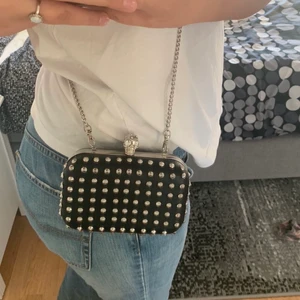 Gina tricot väska  - Säljer min gamla väska, fick den för länge sedan och har inte kommit till användning har inte sätt att väskan finns o köpa ni längre :) Bra skick 