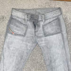 Skitsnygga diesel jeans med fickor därfram♥️ Köpta från sellpy och passade tyvärr inte mig så används endast en gång😪 Skulle säga att de är mellan storlek 25/26! Skriv vid intresse och frågor 