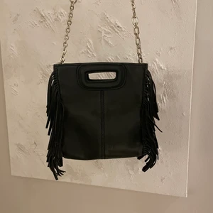 Maje väska - Hejsan! Intressekoll på min älskade majeväska i den mindre storleken. Väskan är köpt här på plick och fick inget kvitto eller dustbag från tidigare ägare. Men den är självklart äkta! Nypris på denna väska ligger runt 2500kr och jag säljer för 1000kr. Den har några defekter och syns att den är ”använd” (dock extra bra i detta ljus). Hör av er om ni har frågor💓 DET ÄR JÄTTEMÅNGA SOM ÄR INTRESSERADE SÅ BUDA I KOMMENTARERNA!