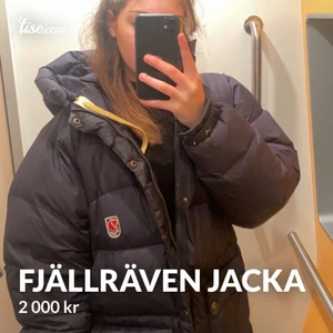 Fjällräven jacka - Till salu, inga skador eller liknande, storlek L i dammodellen  Buda från 2000. BUDET LIGGER PÅ 2500 nu!