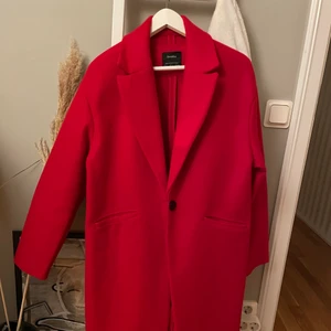 Röd kappa - Röd kappa som livar upp i mörkret, dock säljer jag då den inte längre passar min stil! Sitter perfekt på mig som är 174cm och vanligtvis bär storlek M-L. Inte jättetjock men räcker absolut i normalt vinterväder. Frakt ingår inte i priset, räkna med att det ligger på ca 62-96kr. Kan även mötas upp i Eskilstuna. 😊😊