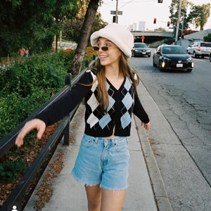 Brandy Melville kofta - Säljer denna super söta och trendiga koftan från Brandy Melville. Knappt använd. Köparen står för frakten💗 Hör av er vid frågor⭐️ Inte mina bilder förutom sista🙌🏻