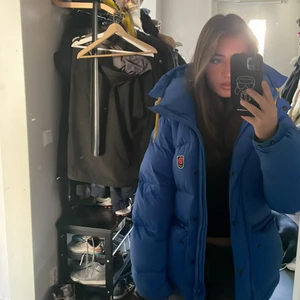 Fjällräven jacka - Säljer inte men är intresserad av att byta mot en st S ifall någon vill ha Xs. Jackan är i superbra skick o byts endast mot en jacka i samma skick. Köpt hösten 2020. I dam modell, kan eventuellt byta mot en grön