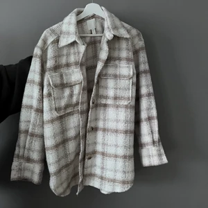 Jacka - Säljer denna jacka! Storlek s men är oversized💓💓original pris: 499kr slutsåld