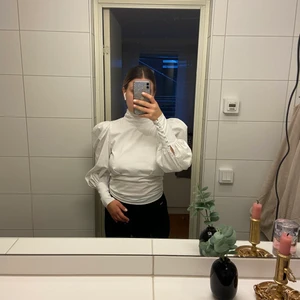 Blus med öppen rygg - Jättefin vit blus med puffiga axlar och öppen rygg. Knappar längst handleden och runt nacken sen knyte runt midjan🤍 Från Gina Tricot i storlek 36🤍
