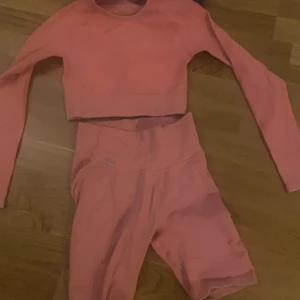 Aimn träningsset Bubblegum storlek S - Hej! Säljer detta set i storlek S. Inga defekter. Sparsamt använt. 🌸🌸