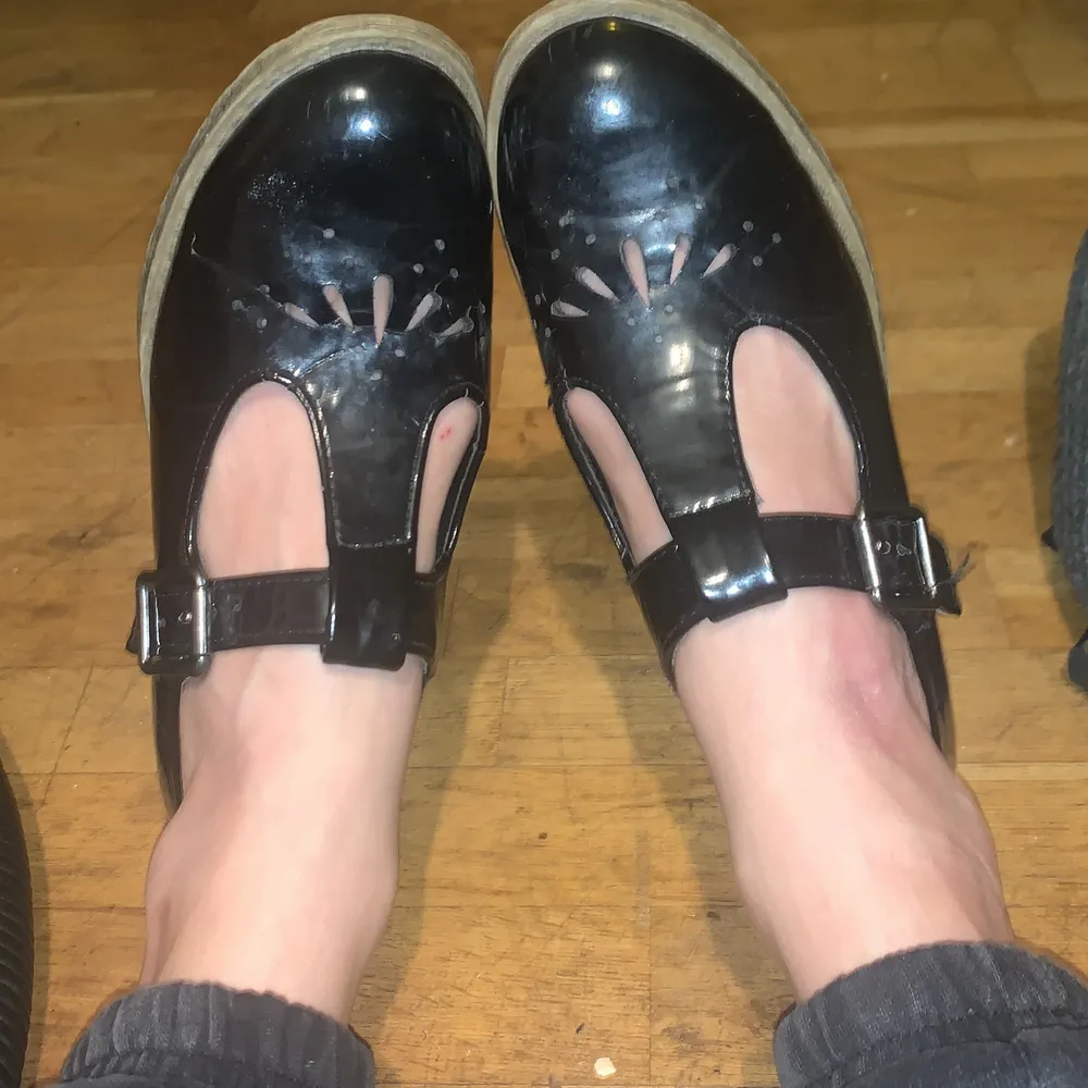 Patent leather Tbar shoes. Size 37z Hardly worn. Bought in London.. Skor.