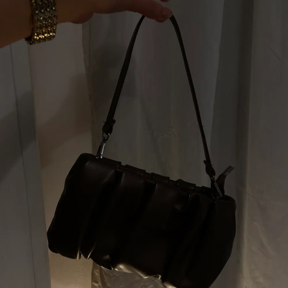 en brunn och fin handväska . Väskor.