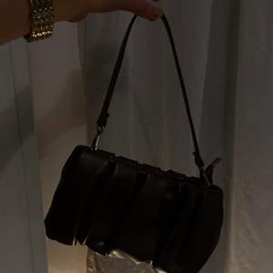 en brunn och fin handväska 
