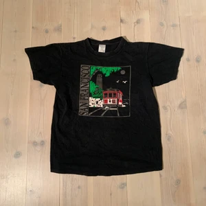 Vintage Sanfrancisco T-shirt 1980 - Skick 8/10 perfekt fade och lite cracking på trycket väldigt bra skick med tanke på åldern!, storlek L men passar M oxkså T-shirten är tryckt på en gammal delta tag från sent 80 tal