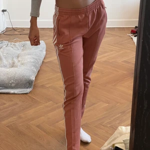Adidas rosa mjukis byxor  - Ett par gamla Adidasbyxor, conditions: 8/10 (den är lite uppsprättad) men det går o lösa. 