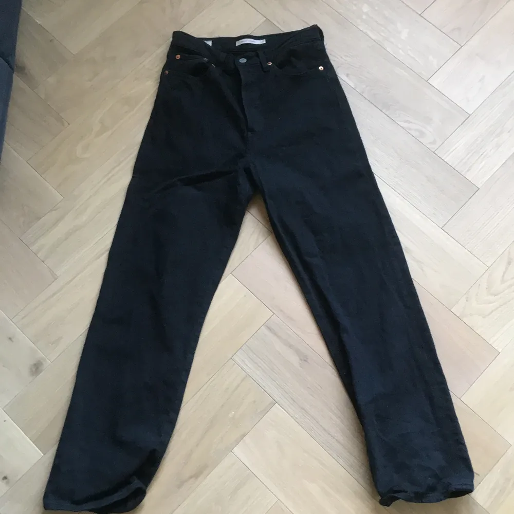 Svarta Levis jeans i super bra skick. Köptes för ca 1200 säljes för 300kr. Jeans & Byxor.