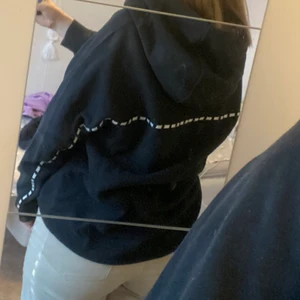 Nike hoodie strl L - Säljer min Nike hoodie som tyvärr inte får någon användning längre, sann i storlek och lite oversized. Hoddien är i fint skick men den svarta färgen har blivigt lite tvättblekt. Buda i kommentarerna eller skriv till mig privat🤩🤩