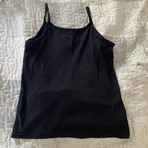 Svart linne - Svart linne som sitter högre upp i halsen. Storlek 134/140 men passar xxs/xs/s, säljer pga för litet. Pris + 45kr frakt 🦋