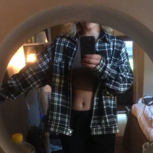 Skjorta dragkedja  - En skjorta/jacka som har dragkedja 💗 Tyvärr för stor för mig. Skriv för frågor eller mer bilder 🥰