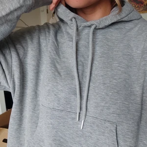 Grå Sweatshirt - Grå hoodie, frakt tillkommer! Pris går att diskutera<3 passar xs-m