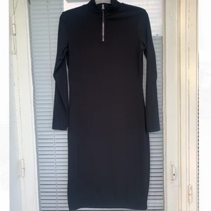 Carin Wester - Figursydd klänning från Carin Wester med dragkedja-detalj säljes. Svart färg, hamnar lite nedanför knäna på mig som är 168cm lång. Fint skick då jag inte haft någon användning för den. 