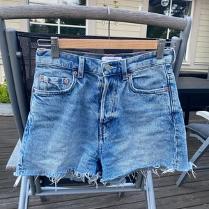 Jeansshorts  - Ett par superfina jeansshorts från & other stories i en prefekt blå färg. Säljer pga för små för mig. 