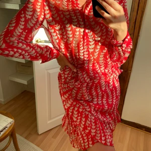 Co’couture set  - Säljer mitt hallonröda sett från Co’couture. Blusen är en S som är använd 2 gånger och kjolen är xs och aldrig använd med lapparna kvar. Säljer det helst ihop men kan även tänka mig att sälja delarna separat. Kjolen kosta 699kr och blusen tror jag låg på runt 1200kr.