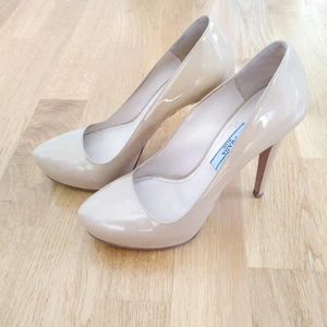 Prada pumps - Patent leather heels- Beige. Äkta Prada pumps i storlek 36,5. För små för mig som har 37. Kartong medföljer om så önskas. Möts upp i Stockholm eller postar. 