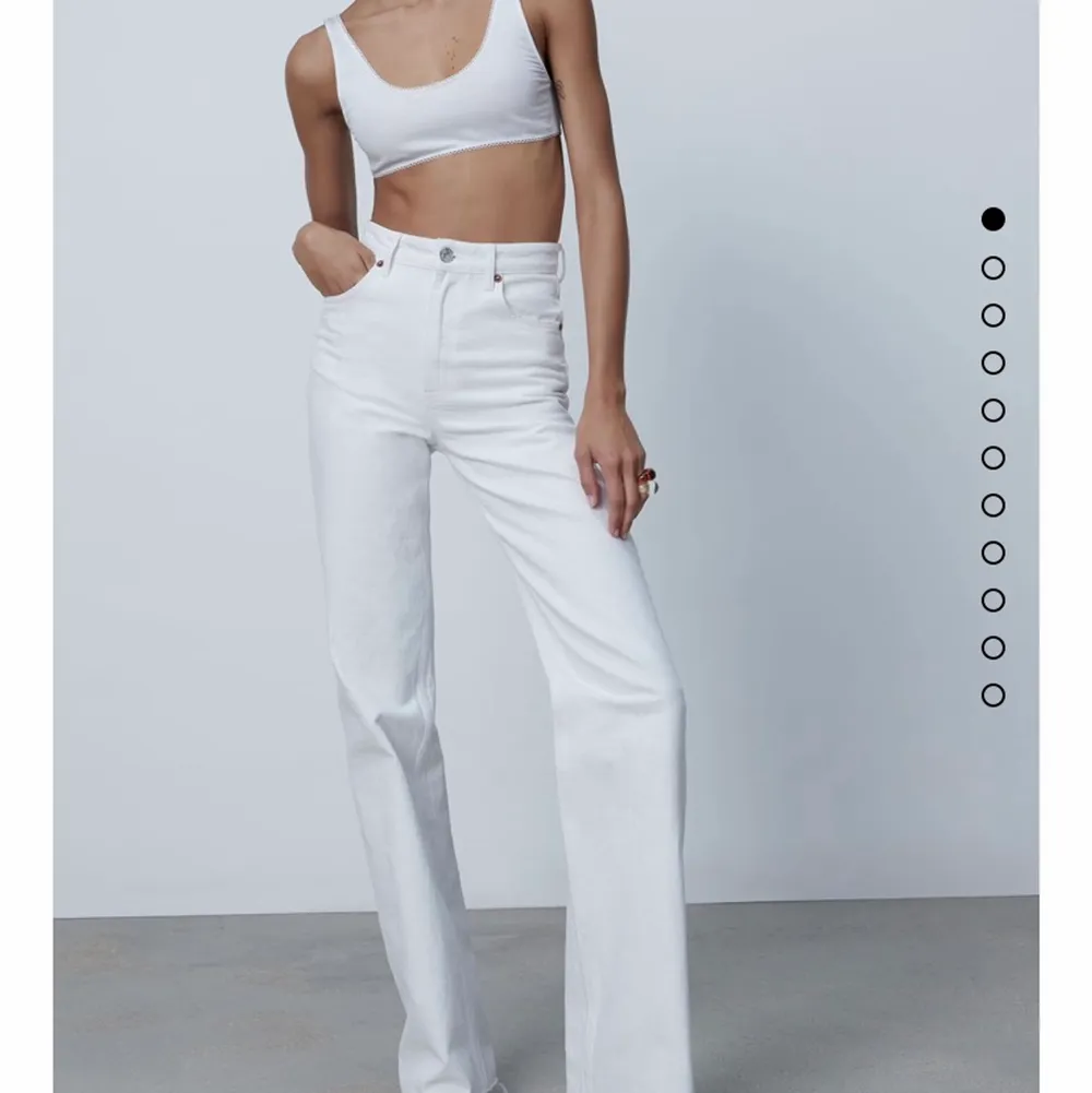 Säljer dessa vita jeans från Zara eftersom att de är för stora. Endast använda 1 gång. Jag har kortat ner dom så passar perfekt till mig som är 164cm. . Jeans & Byxor.