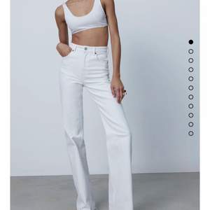 Säljer dessa vita jeans från Zara eftersom att de är för stora. Endast använda 1 gång. Jag har kortat ner dom så passar perfekt till mig som är 164cm. 