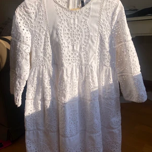 Kort virkad klänning från zara storlek M - Studentklänning, använd en gång, från zara, nypris 400kr. Tunn underklänning, dragkedja i bak.