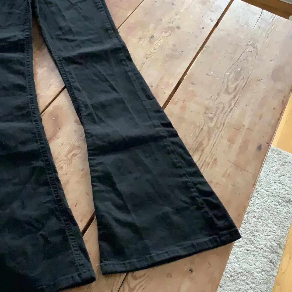 Ett par bootcut jeans från Gina Tricot, svart färg, aldrig använt. Storlek M. . Jeans & Byxor.