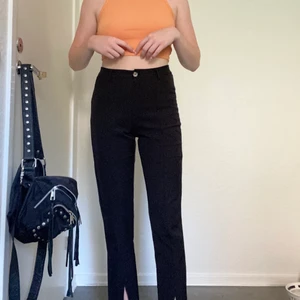 Kostymbyxor med slits  - Ett par kostymbyxor med en slits framtill från Nelly! Byxorna är ganska stora i storleken och sitter lite lösare på mig. Väldigt sköna byxor som är använda ett fåtalet gånger🥰