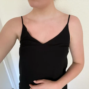 Svart linne - Enkelt svart linne i polyester! Aldrig använt så i fint skick!!