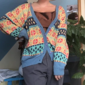 Färgglad kofta - Färgglad kofta, bra skick. Sitter oversized. Vi delar på frakten 💛