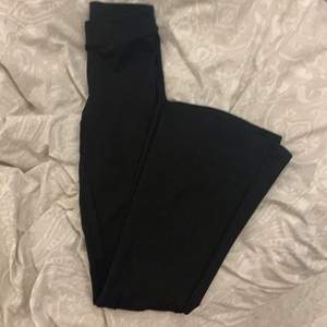 Ett par svarta byxor från Gina (PETITE) till korta tjejer 