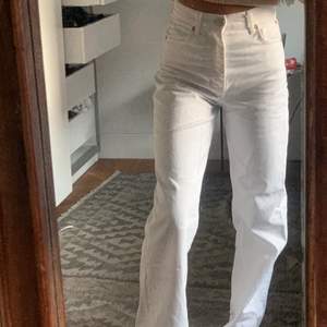 Säljer dessa ur snygga vita långa jeans!💗                     Slut sålda!!- högmidjade. Innerbensmått är 80 cm                                                                     - storlek 34.                                                                            - Som nya!! 