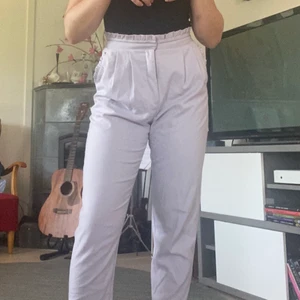 Lila kostymbyxor  - Säljer endast för att jag inte har plats i garderoben, använda kanske ett tiotal gånger! Köparen står för frakt, kan mötas upp i Örebro💕💕