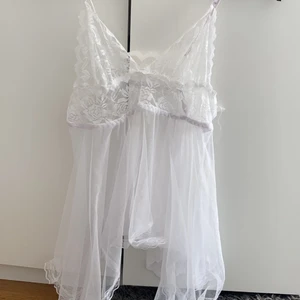 Nattlinne  - Säljer detta vita linne, passar S/M. Gratis frakt 