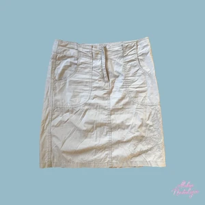 Y2k kjol - Beige kjol med fint broderi från Lindex <3