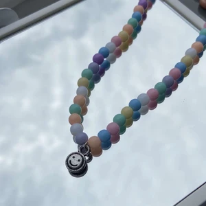 Ronja necklace 🌸 - Detta fina halsband går att köpa hos oss!  - Det är bra att vara medveten om att jag inte kan lova en likadan pärlkombination som på bilden. Det kommer dock vara likadana pärlor, men inte i samma ordning. 🌛  - Halsbandet kostar 50kr styck och det till kommer en fraktkostnad! Passa på att kolla i vår profil där vi säljer andra halsband och även armband.💫