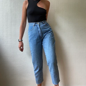 Jeans - Ett par högmidjade jeans som sitter åt i midjan men sen faller löst över benen & är klippta ovanför ankeln! Riktigt trevliga✌️ frakt tillkommer!