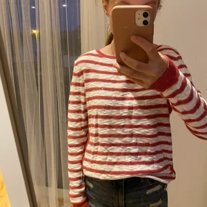 Tommy Hilfiger tröja - Sparsamt använd. Stickad Tommy Hilfiger. Strl 164/s. Köparen står för frakten,betalning med swish.