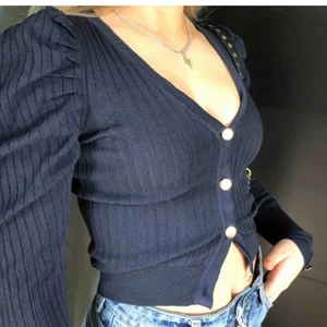 . - En elegant tröja som klär upp väldigt mycket . Den sitter så bra på, och uringingen är så fin.