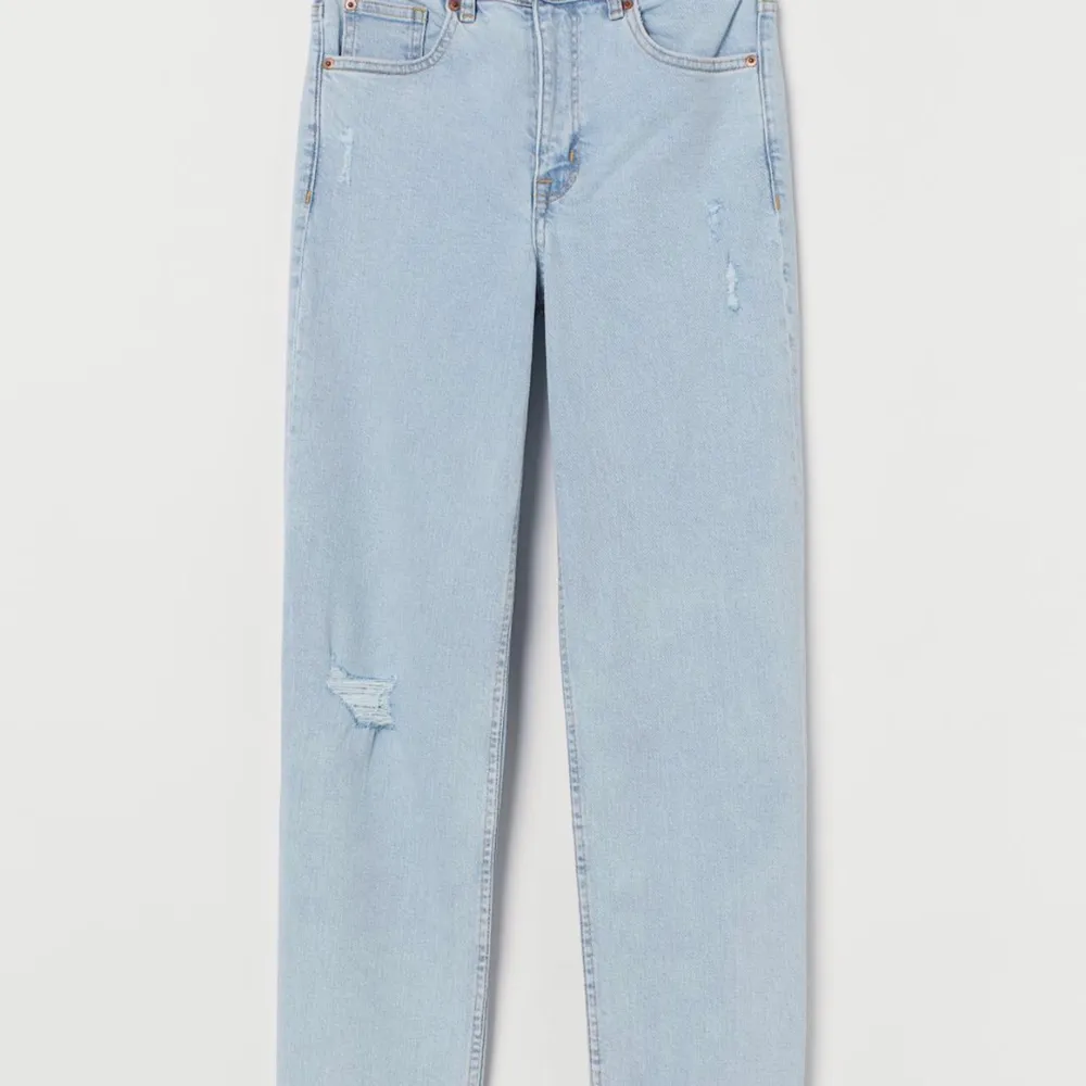 Aldrig använda jeans från H&M i storlek 36, funkar även för 34 💗 Kom med bud! . Jeans & Byxor.