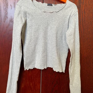 Tröja från brandy Melville i storlek XS - En tajt grå tröja i bra skick som är köpt i England i affären Brandy Melville. Storleken är XS.