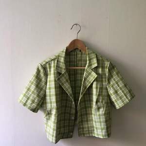 Så söt croppad skjorta som knappt använts, köpare står för frakt :) endast seriösa bud!!!